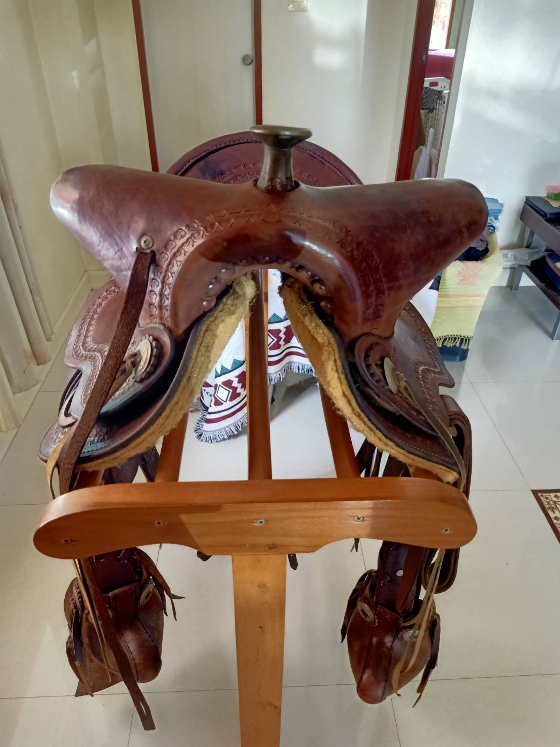 อานม้าแบบตะวันตก (Western saddle) ที่ออกแบบมาเพื่อความปลอดภัยและความสะดวกสบายในการขี่ระยะไกล