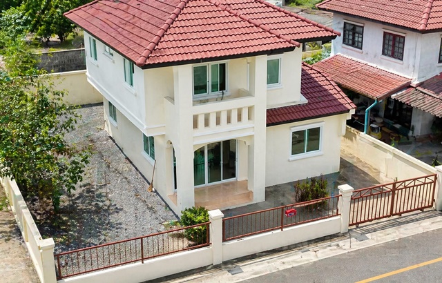 สนามกอล์ฟเมืองเอก  2.7 กม. ม.รังสิต 3.3 กม.  บ้านเดี่ยว 2 ชั้นโปร่ง  3 นอน 2 น้ำ แยกบางพูน 1.5 กม. 35 ตร.ว. 140 ตร.ม. 