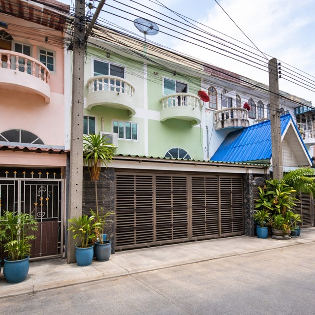 ทาวน์เฮ้าส์ 2 ชั้นครึ่ง ใกล้ The Extenso เลียบวารี  พร้อมดาดฟ้า 2นอน 2 ห้องน้ำ 2 ที่จอดรถ  19ตร.ว. หนองจอก บิ๊กซีมิตรสัมพันธ์ 