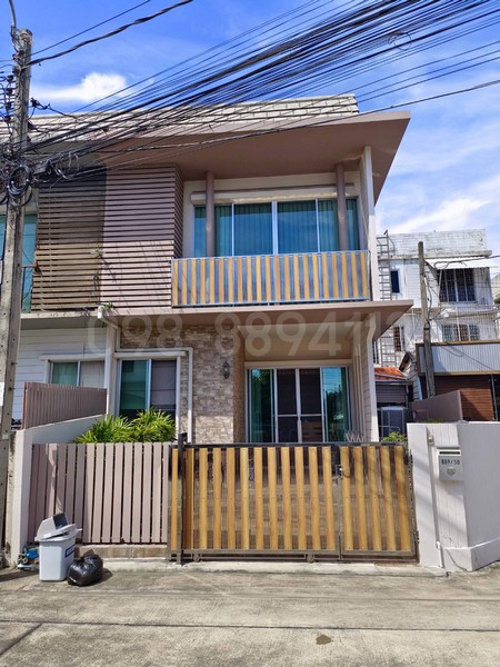 ขายทาวน์เฮ้าส์ 2 ชั้น หลังมุม สภาพสวยพร้อมอยู่ เดอะคัลเลอร์ส วงแหวน เสรีไทย เนื้อที่ 25.1 ตรว 3นอน 2น้ำ แต่งครบพร้อมเข้าอยู่ได้เลย