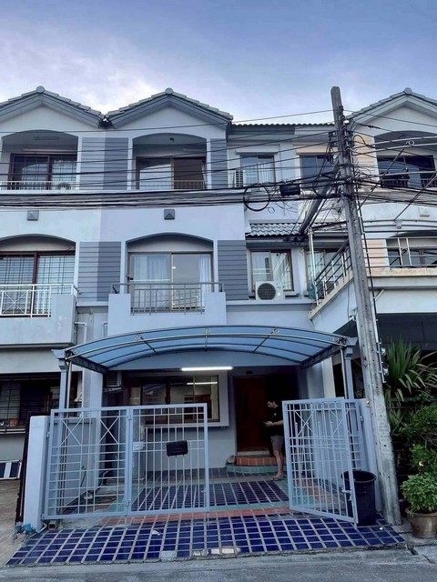 ให้เช่าทาวน์โฮม 3 ชั้นหน้าสวน​ 3 ห้องนอน บ้านกลางเมือง ซอยพระราม9 ซอย 43 ใกล้ The Nine พระราม9 **จดทะเบียนได้ 