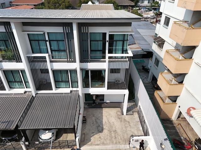 ให้เช่าทาวน์โฮม3ชั้น3นอนบ้านใหม่แต่งครบพร้อมอยู่ย่านโชคชัย4 Cozyโชคชัย4ซอย30เฟส3-4 