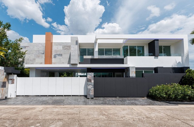 ขายบ้านหรู Modern Luxury 8 ห้องนอน พร้อมสระว่ายน้ำ หางดง เชียงใหม่ | ลดเหลือ 30 ล้านบาท