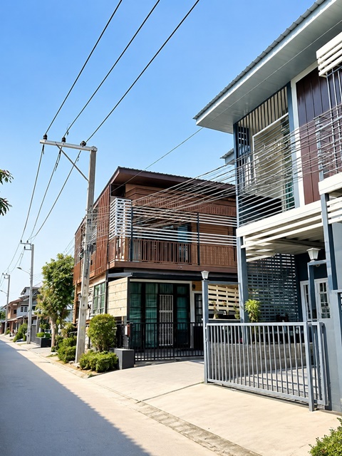 MRTแยกลำสาลี 800 ม. กรุงเทพกรีฑา5-7-9 บ้านเดี่ยว 2 ชั้นหลังมุม 4นอน 40 ตร.วา. 3 น้ำ พร้อมเฟอร์ฯ . รร.นานาชาติเวลลิงตัน 2.6 กม 