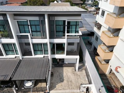 HR 10095 ให้เช่าทาวน์โฮม 3 ชั้น โครงการ cozy โชคชัย 4 ซอย30 ลาดพร้าว  ตกแต่งสวยพร้อมเข้าอยู่ เฟอร์นิเจอร์ครบ