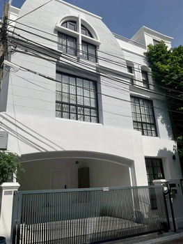 ให้เช่าด่วน ทาวน์โฮม 4 ชั้น (Renovateใหม่) ซอยเอกมัย 12 (ซอยเจริญใจ) ใกล้โรงเรียนเอกมัยอินเตอร์