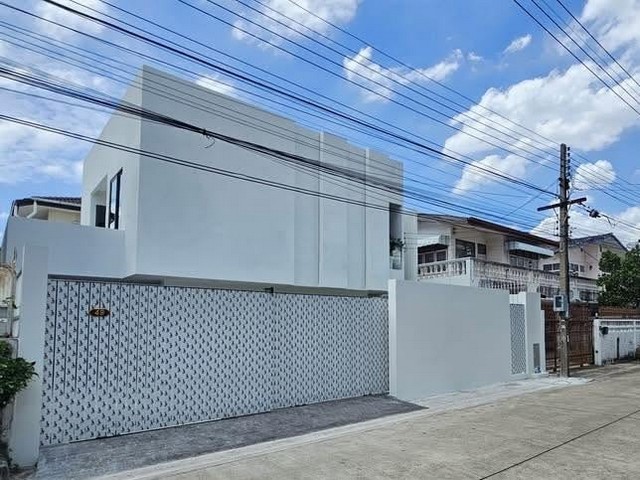 รหัสC7192 ขายบ้านเดี่ยว 2ชั้น ย่านนลาดพร้าวโชคชัย 4 บ้านรีโนเวทใหม่ Modern Private โดดเด่นไม่เหมือนใคร