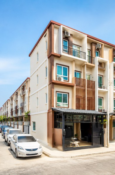 ใกล้โรบินสัน ลาดกระบัง 300 ม. โฮมออฟฟิศหัวมุม ติดถนนเมน ทำเลอ่อนนุช-ลาดกระบัง 3 นอน