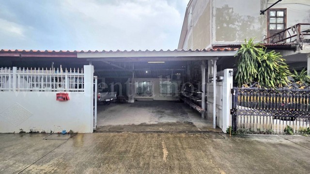 ลดราคา ทาวน์เฮ้าส์ หน้าเมืองทอง ปากซอยรถไฟฟ้า สถานีศรีรัช 