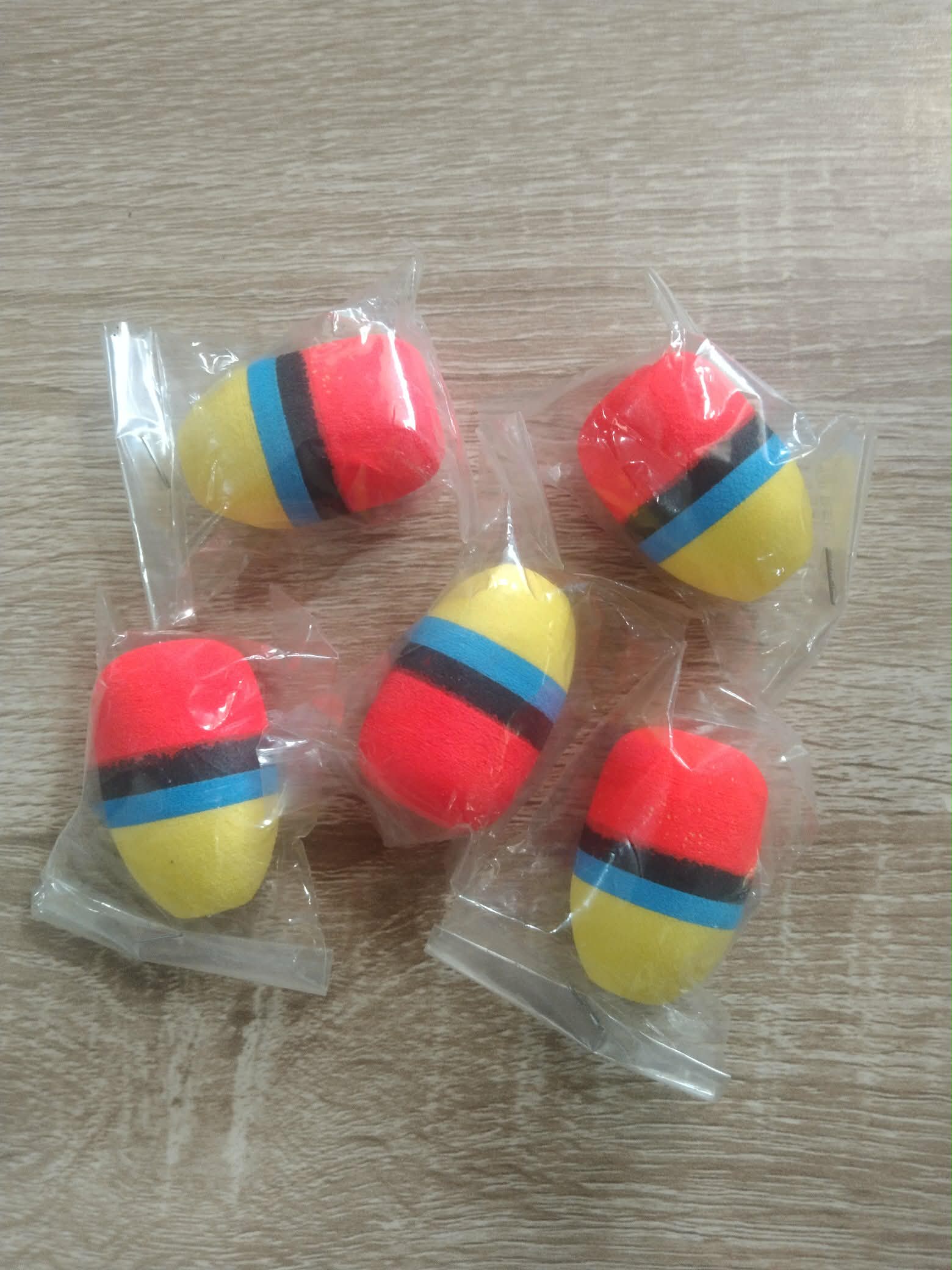 ทุ่น สำหรับ ตกปลา ขนาด 4 cm. เหมาะสำหรับใช้ประกอบชุดตกปลาแบบทุ่นลอย ทั้งในบ่อตกปลาและหมายธรรมชาติ  ชุด 5 ลูก