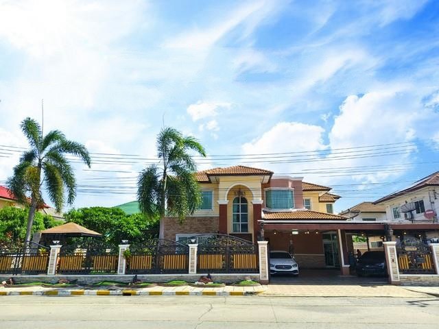 ขายบ้านเดี่ยวร่มรื่น บรรยากาศเหมือนรีสอร์ท ติดถนนหลักของหมุ่บ้าน Natural Ville ร่มเกล้า 175 ตร.ว. บ้านสวย พร้อมอยู่  สระว่ายน้ำ 25 เมตร