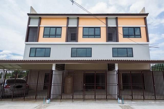 ขายอาคารพาณิชย์ใหม่2 ชั้นครึ่ง ติดถนนใหญ่ ราชบุรี – จอมบึง 26 ตารางวา กว้าง 5 เมตร ลึก 22 เมตร