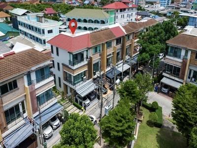 บ้านหลังมุมส่วนตัวหน้าสวนไม่ติดกับใคร !! ขายถูกบ้านโครงการ Town Plus ทาวน์พลัส หัวหมากรามคำแหง ขนาดที่ดิน 22.9 ตร.วา ใช้สอย 179 ตร.ม 3 ชั้น