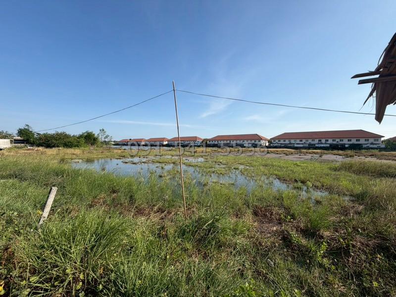 ขายที่ดิน 2 แปลง  เนื้อที่รวม 15-3-98 ไร่ ติดถนนประชาอุทิศ 90 ผังเมืองสีเหลือง หน้ากว้างมาก ติดหมู่บ้านไอลิฟทาวน์ ทิศใต้