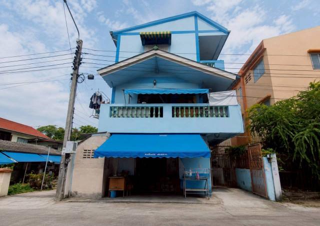 หอพัก 3 ชั้น ซอยนนทบุรี 6 แยก 2 ถนนเลี่ยงเมืองนนทบุรี รัตนาธิเบศร์  สำหรับนักลงทุนที่ต้องการซื้อเพื่อบริหารกิจการต่อ พร้อมผู้เช่า ราคาพิเศษ
