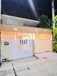 รีโนเวทใหม่ทั้งหลัง! บ้านสวยพร้อมอยู่  หมู่บ้านกีรติ หนองรี – ชลบุรี  24.5 ตร.วา  2 ห้องนอน | 1 ห้องน้ำ