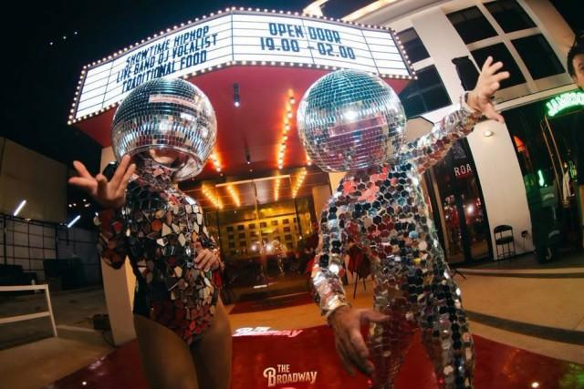 เซ้ง BROADWAY PATTAYA ถนนพัทยาใต้ ติดถนนหลัก คอนเซ็ปต์ โรงละครเรโทร ผสมกับ อินทีเรียร์หรูหรา