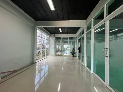 ขาย–เช่า โฮมออฟฟิศ 3 ชั้น นิคมอมตะนคร ชลบุรี พร้อมอุปกรณ์สำนักงานครบครัน จอดรถได้จุใจกว่า 15 คัน