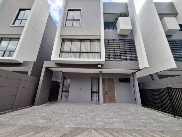 บ้านพร้อมอยู่เฟอร์นิเจอร์ใหม่ ให้เช่าบ้าน 3ชั้น ถนนลาดพร้าว จดบริษัทได้ ใกล้ MRT ลาดพร้าว 101