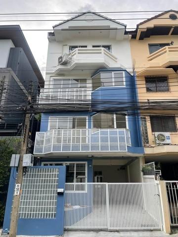 ขายหรือให้เช่าทาวน์โฮม 4 ชั้น รีโนเวทใหม่ มีดาดฟ้า ซอยพระราม 9 ซอย 13 ใจกลางเมือง ใกล้ทางด่วน