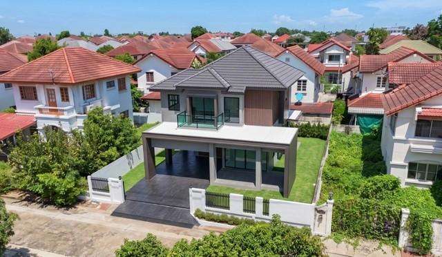 บ้านเดี่ยวรีโนเวทใหม่ โครงการ ชลลดา บางบัวทอง  จาก Land and House