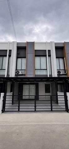 ให้เช่าทาวน์โฮม 2 ชั้น โครงการ พลีโน สุขุมวิท บางนา4 4 ห้องนอน 3 ห้องน้ำ 1 ห้องครัวต่อเติมระบบปิด 1 สวนหลังบ้าน  2 ที่จอดรถ
