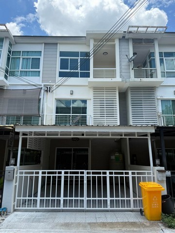 ทาวน์โฮม 3 ชั้น 3 ห้องนอน  3 ห้องน้ำ  โครงการเมโทร พระราม 9  เดินไป ม.Stamford ได้