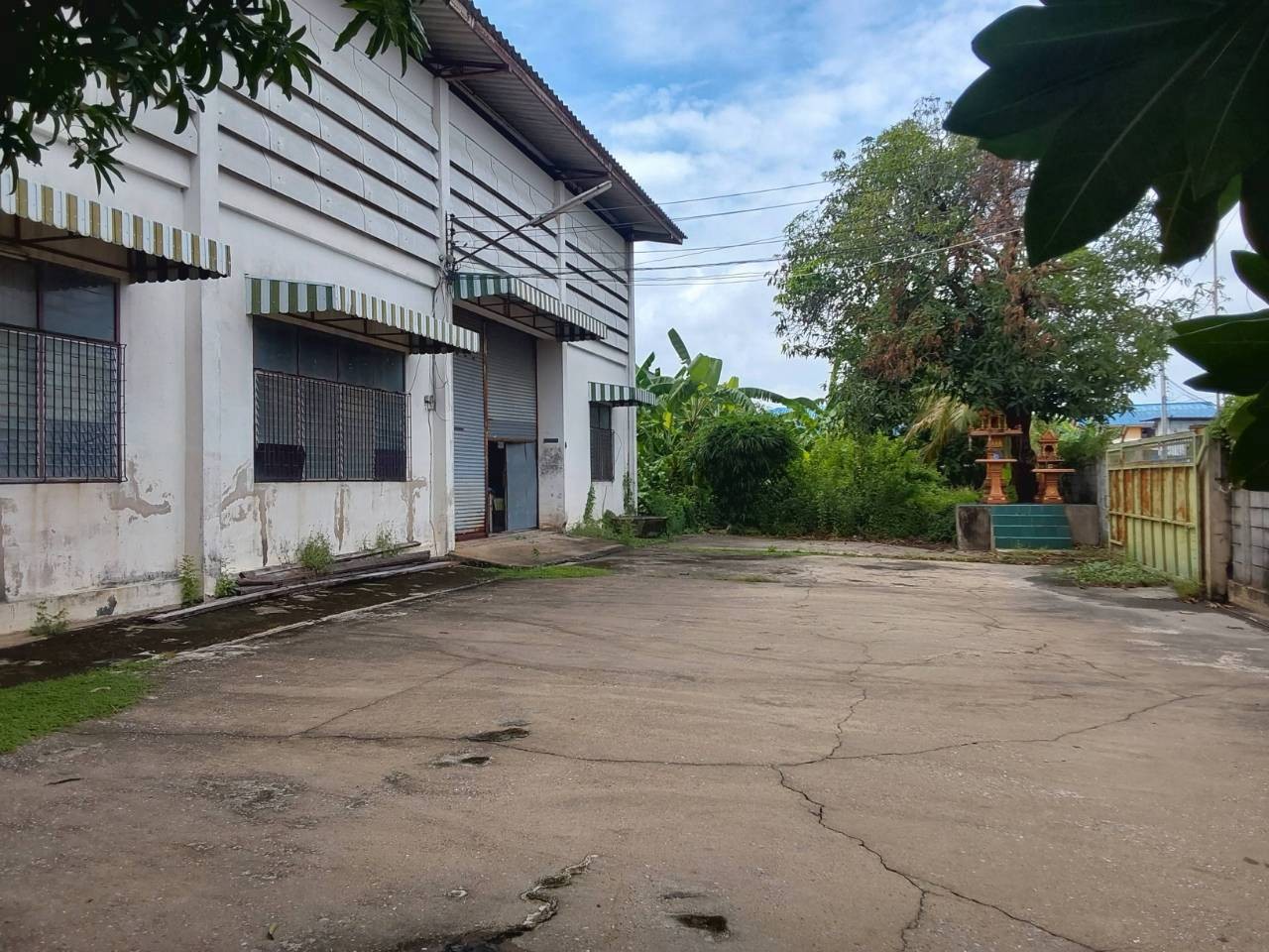 ที่ดิน พร้อมสิ่งปลูกสร้าง โกดังเก็บของ ถ. บางบัวทอง - สุพรรณบุรี (340)  อ.บางบัวทอง จ.นทบุรี
