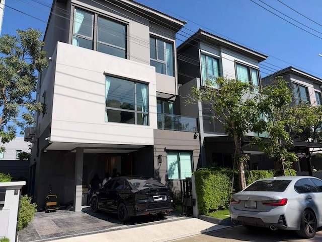 ให้เช่า บ้าน BH4461 ให้เช่าบ้าน 3 ชั้น บ้านกลางเมือง ดิ อิดิชั่น บางนา แต่งสวยพร้อมอยู่ ใกล้ Mega Bangna พื้นที่ใช้สอย 241 ตร.ม.